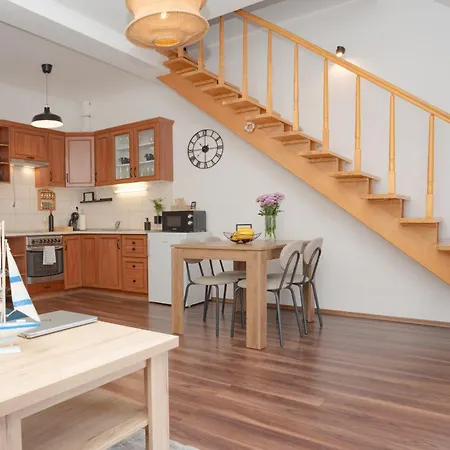 Captain's Quarters - With Terrace And Parking Near Balaton Apartman