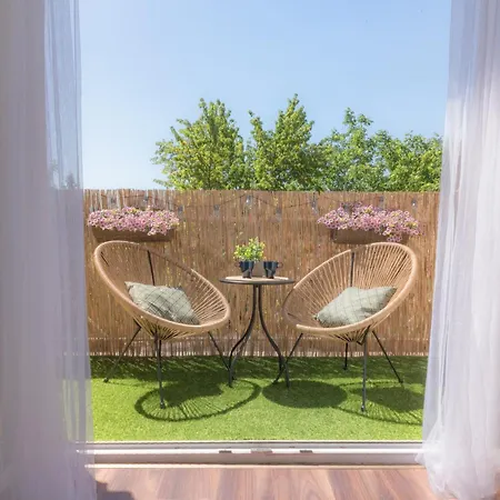 Captain's Quarters - With Terrace And Parking Near Balaton Apartman