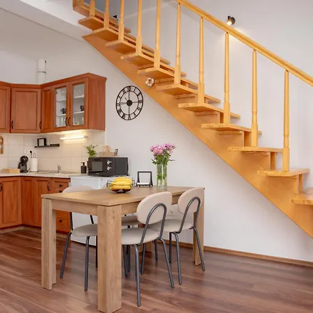 Captain's Quarters - With Terrace And Parking Near Balaton Appartement